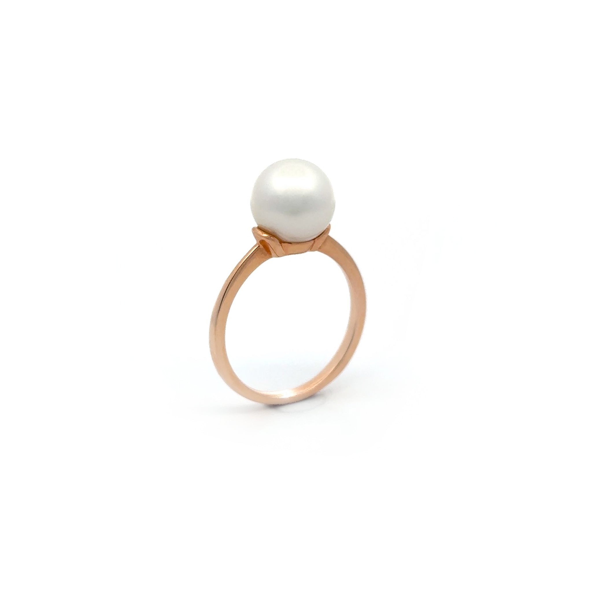 A touch of elegance that is both timeless and unforgettable. This Willie Creek Pearls ring is composed of 18K rose gold, with a single 9-10 mm round, white pearl with excellent lustre