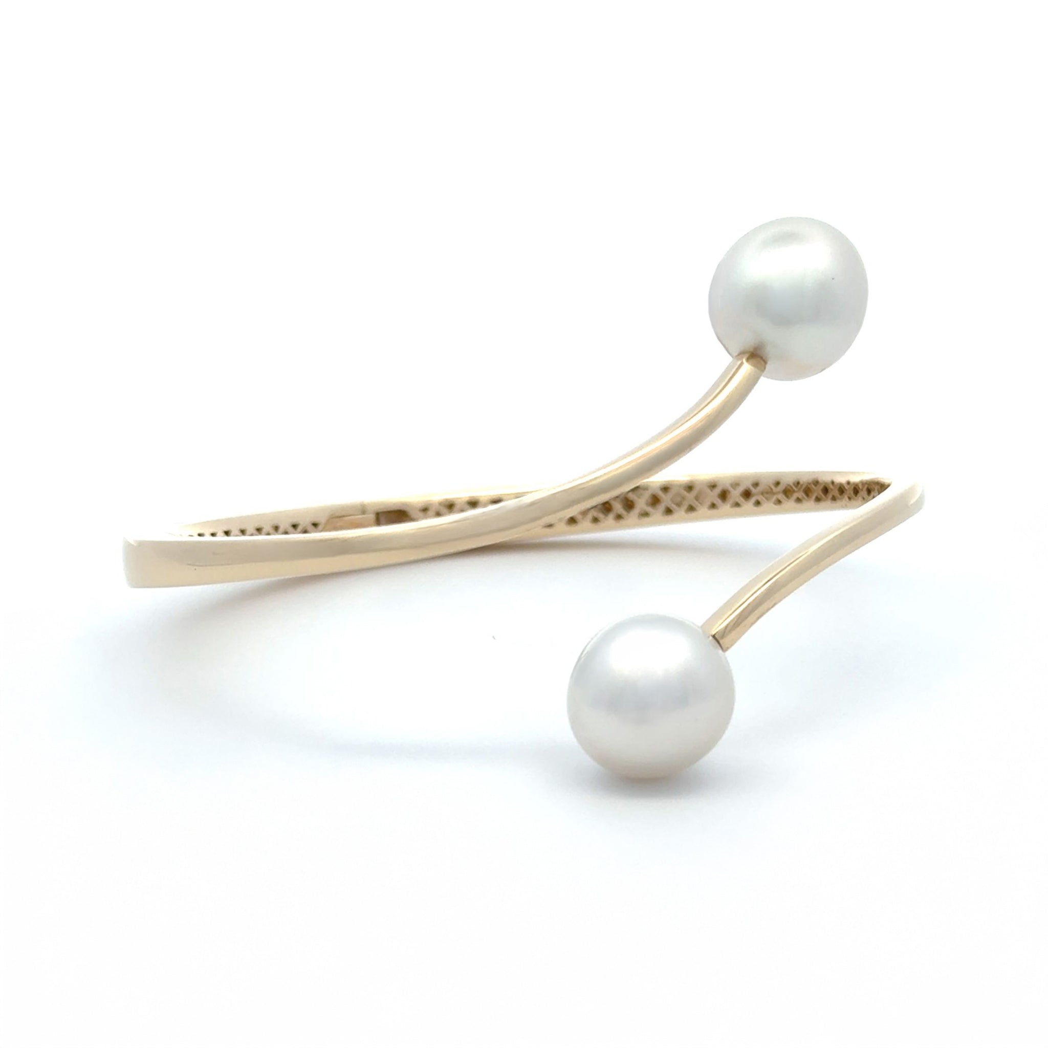 This Willie Creek Pearls bangle is composed of 9K yellow gold, with two 11-12mm drop, white pearls with excellent lustre and a secure hinge clasp. 