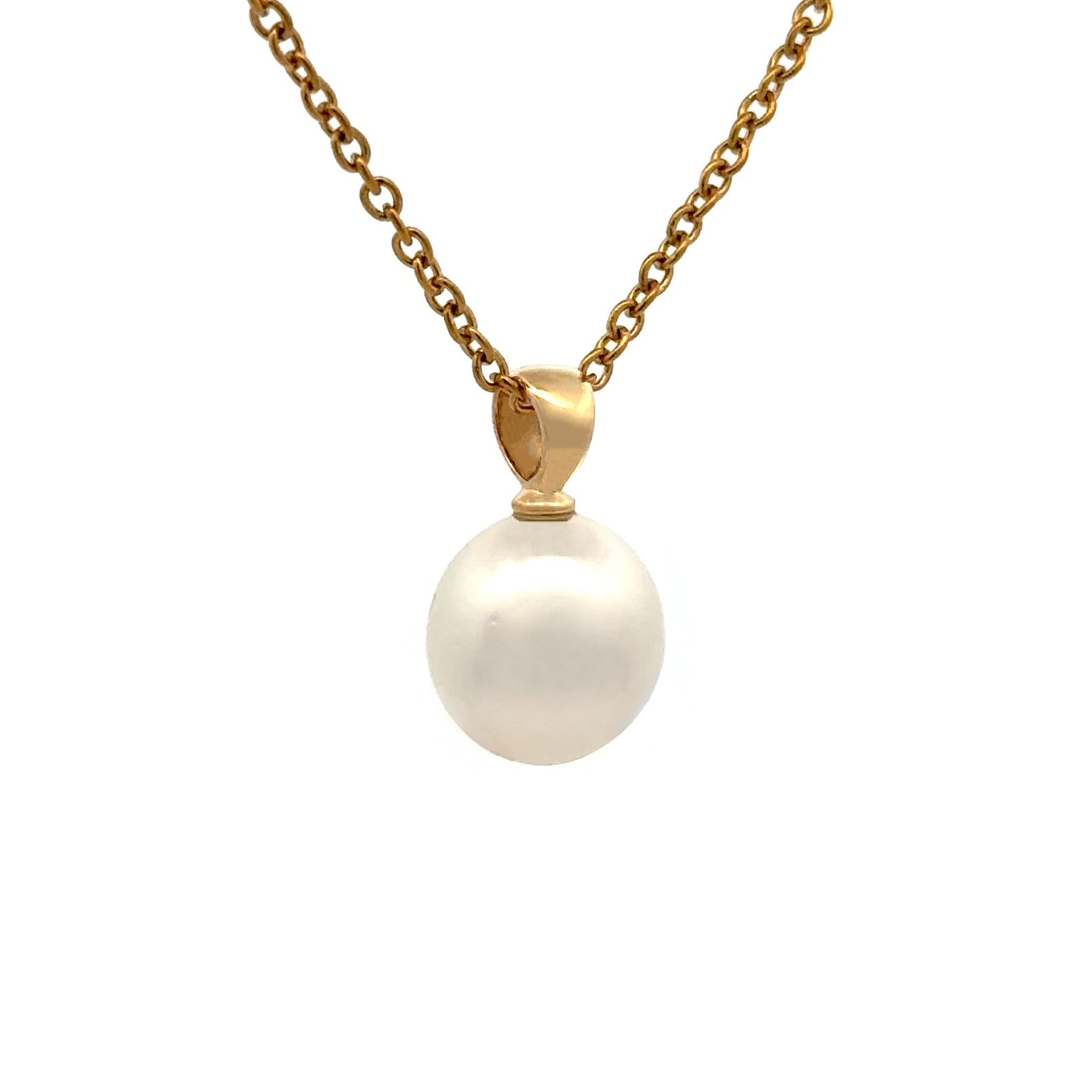 This Willie Creek Pearls pendant is composed of 18K yellow gold with a single 9-10mm drop shaped, white pearl with excellent lustre. Chain sold separately.