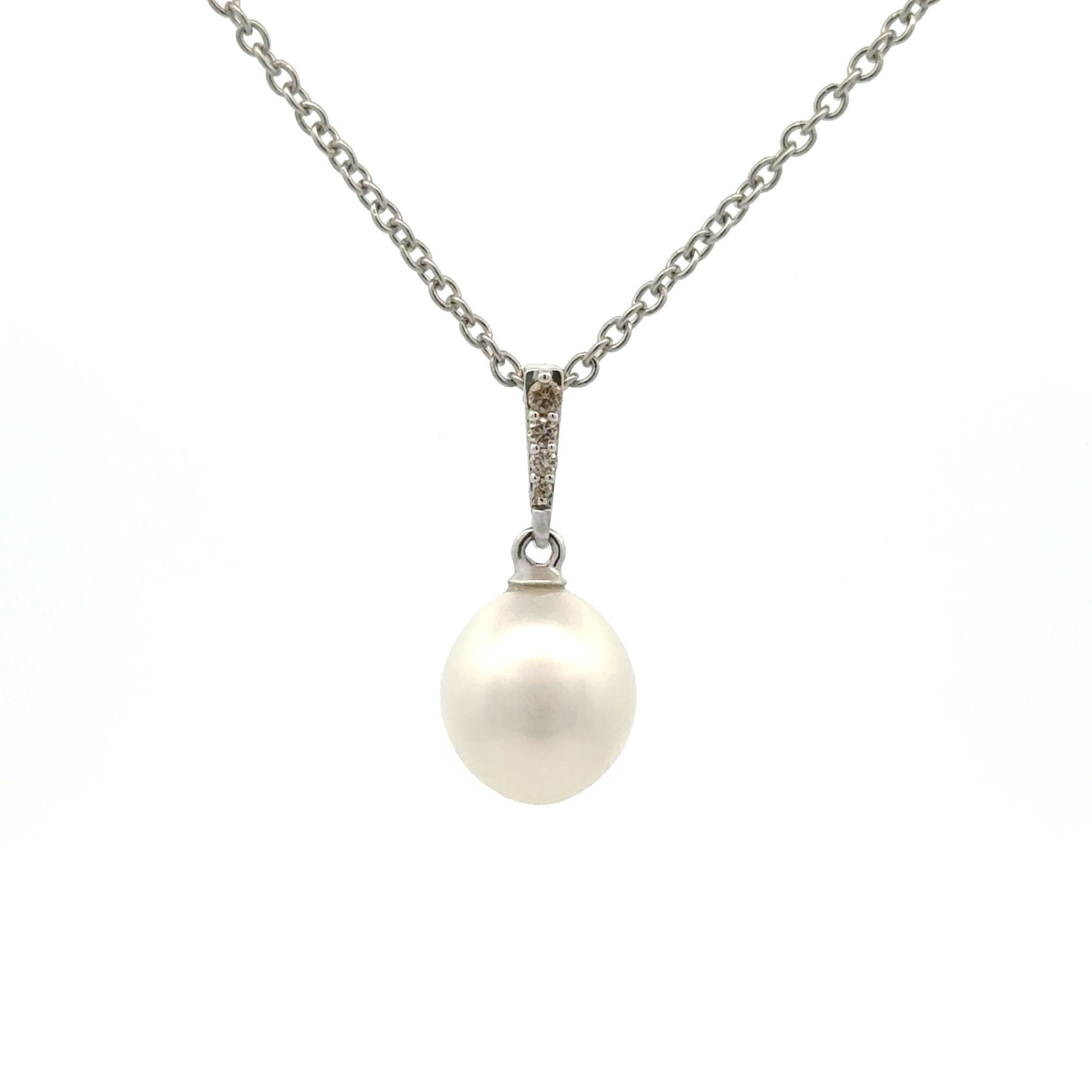 This Willie Creek Pearls pendant is composed of 9K white gold with a single 10-11mm white, drop pearl with excellent lustre and four Argyle diamonds.