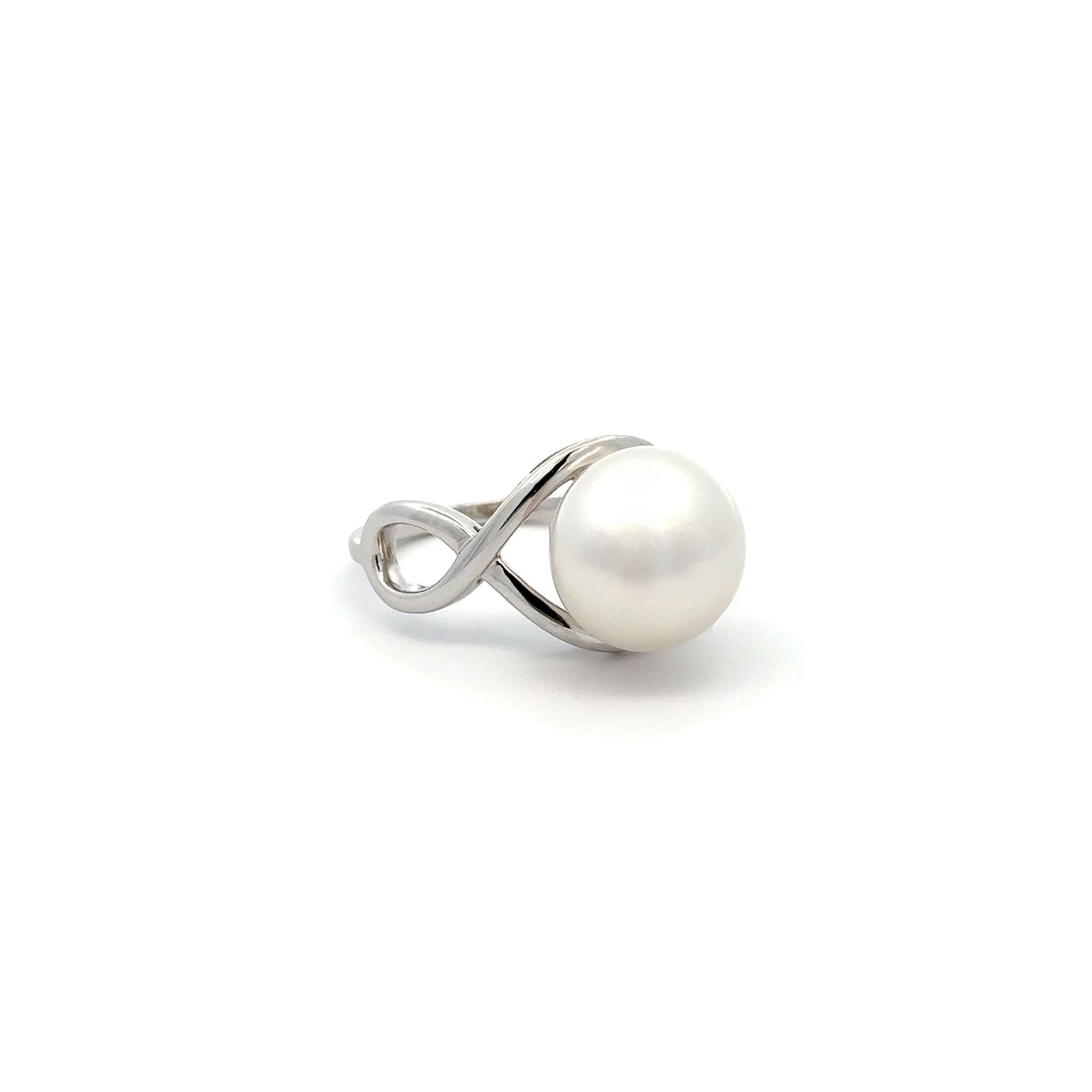 A masterpiece of elegance and style. This Willie Creek Pearls ring is composed of 9K white gold, with a single 11-12 mm button, white pearl with excellent lustre