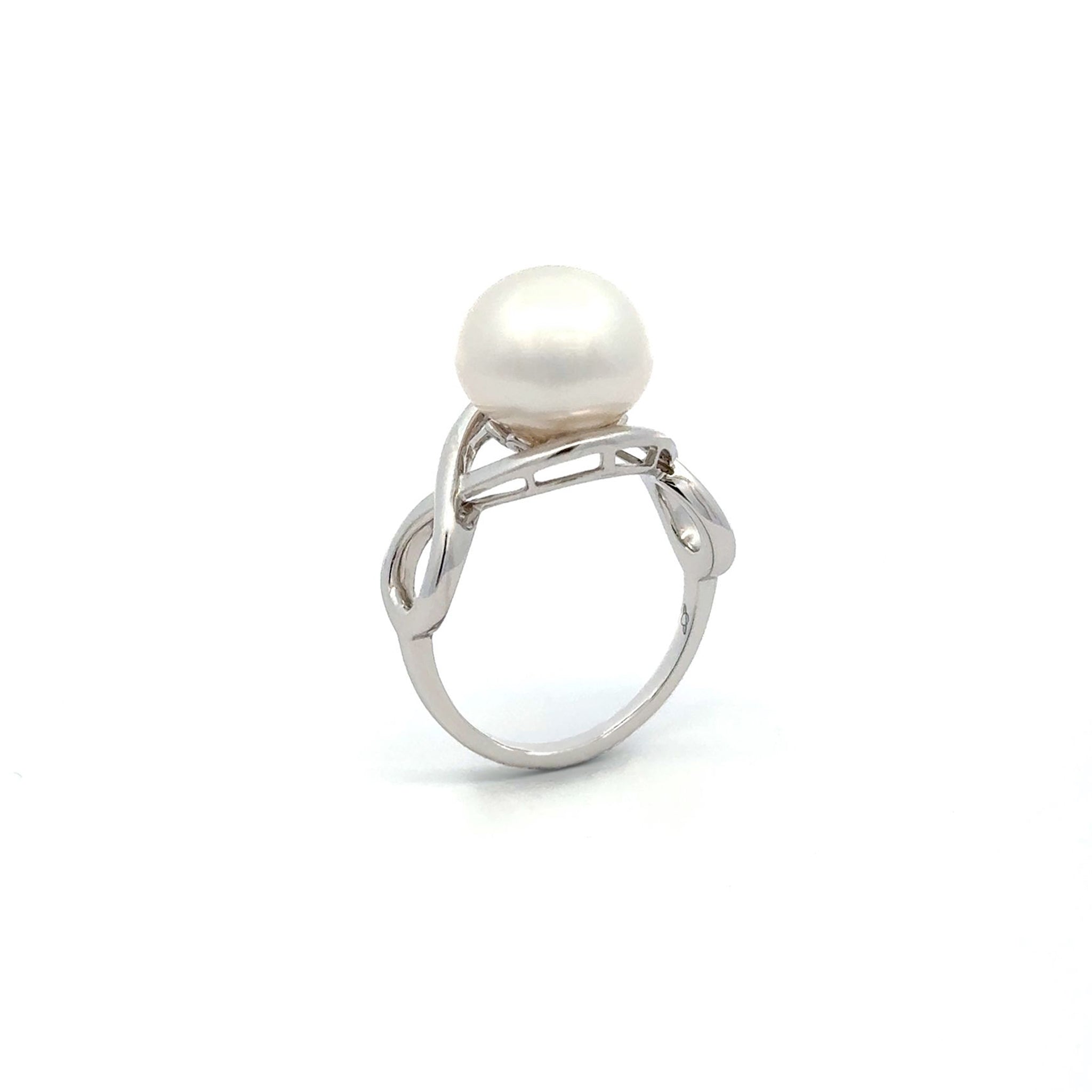 A masterpiece of elegance and style. This Willie Creek Pearls ring is composed of 9K white gold, with a single 11-12 mm button, white pearl with excellent lustre