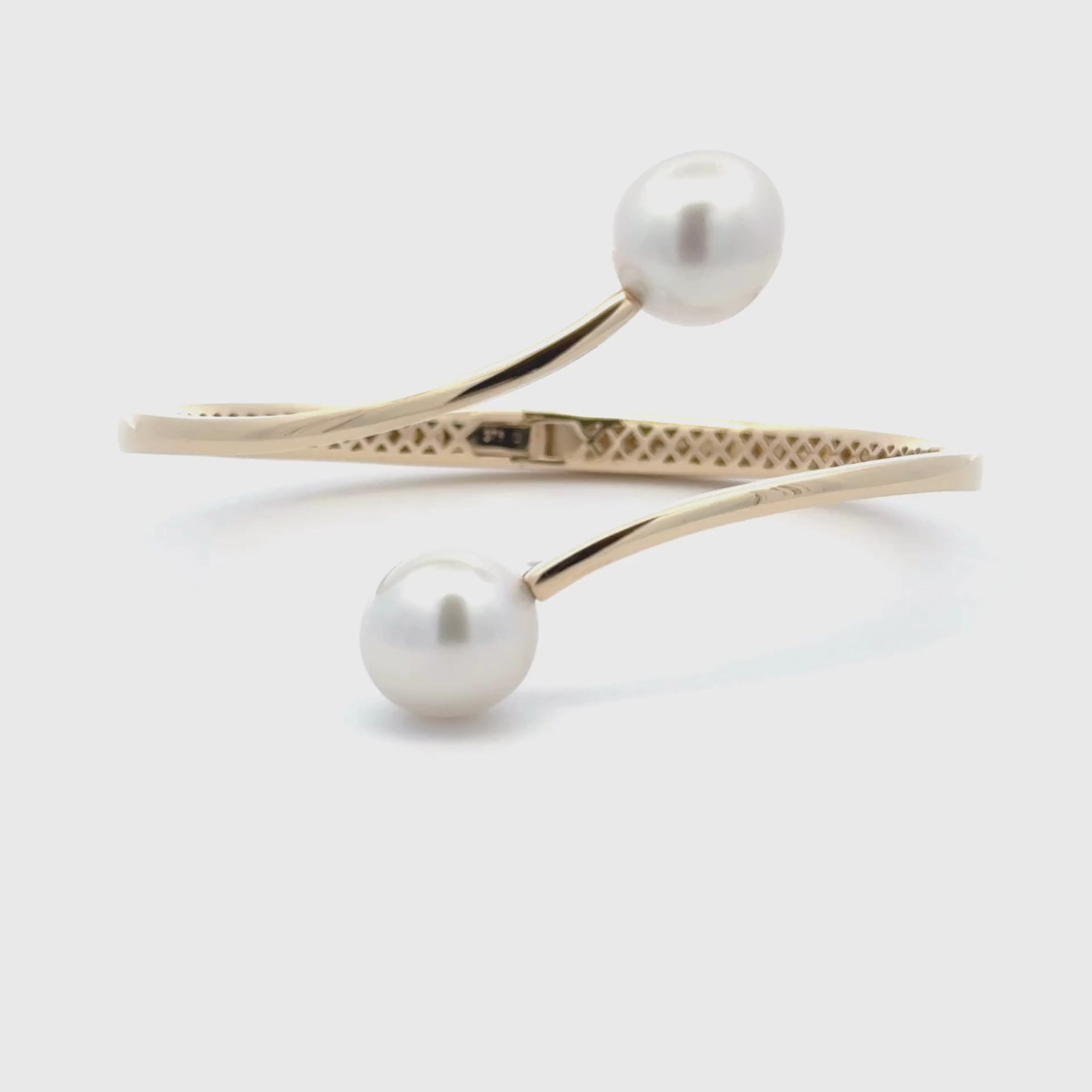 This Willie Creek Pearls bangle is composed of 9K yellow gold, with two 11-12mm drop, white pearls with excellent lustre and a secure hinge clasp. 