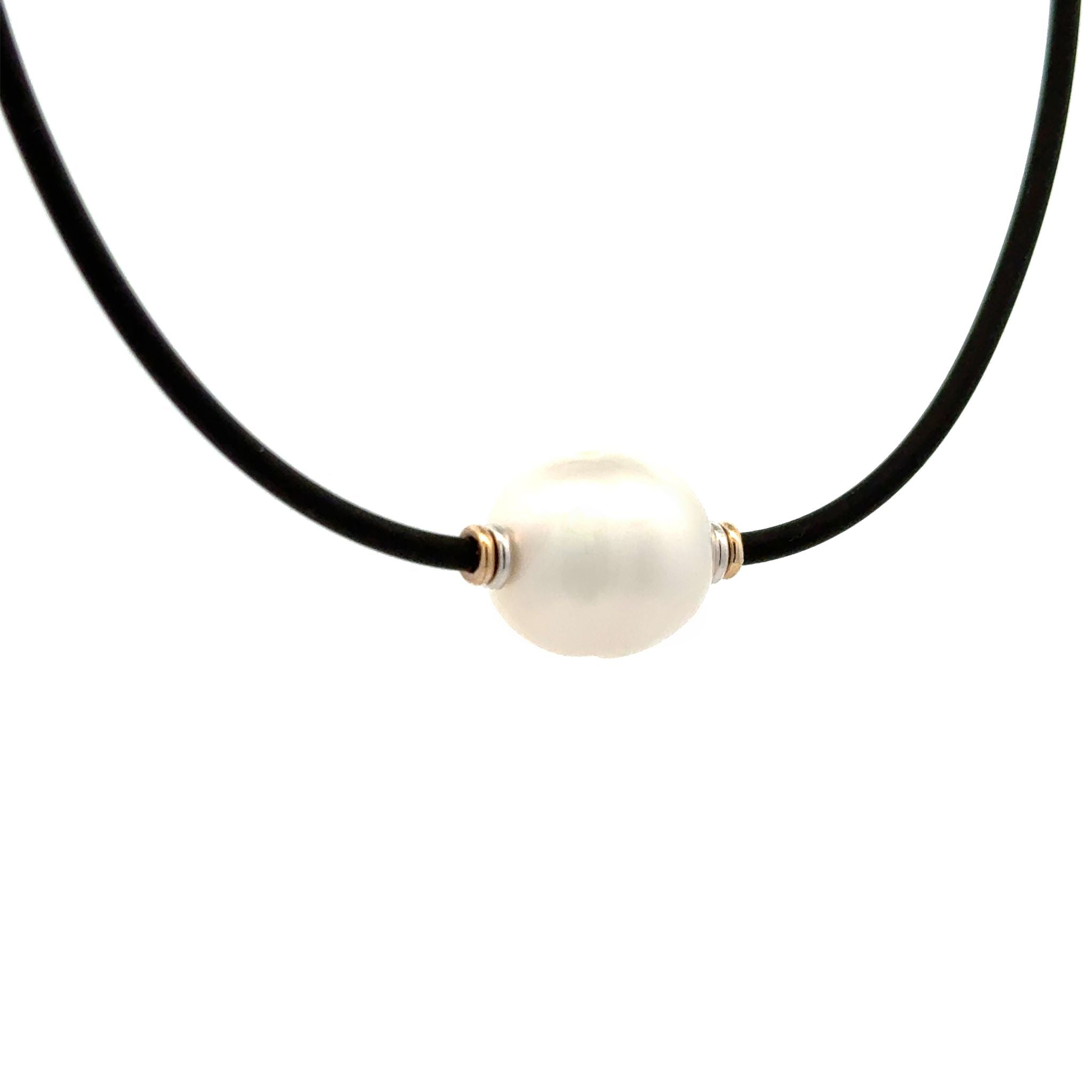 Collana di perle in neoprene in argento sterling e oro giallo 9K con perle coltivate australiane da 12 a 13 mm.