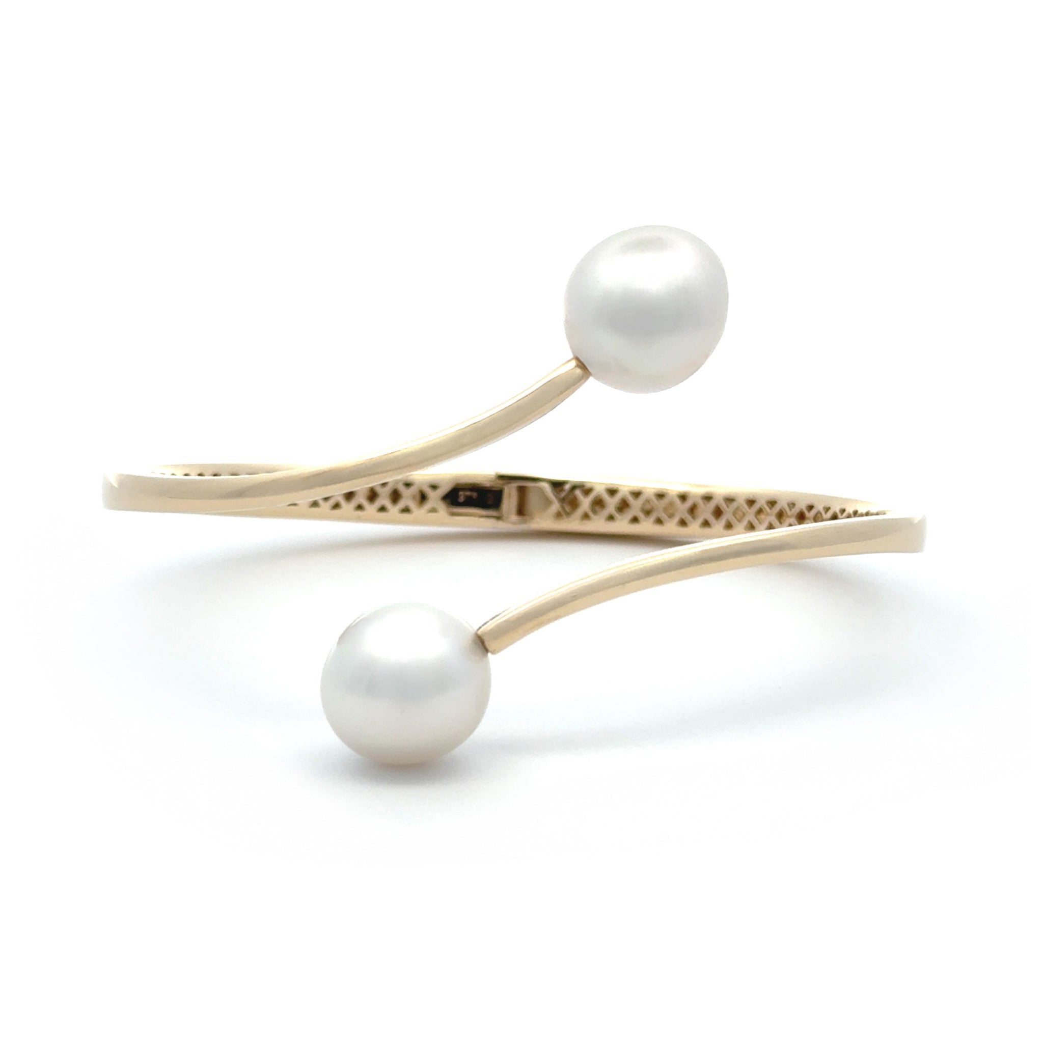 This Willie Creek Pearls bangle is composed of 9K yellow gold, with two 11-12mm drop, white pearls with excellent lustre and a secure hinge clasp. 