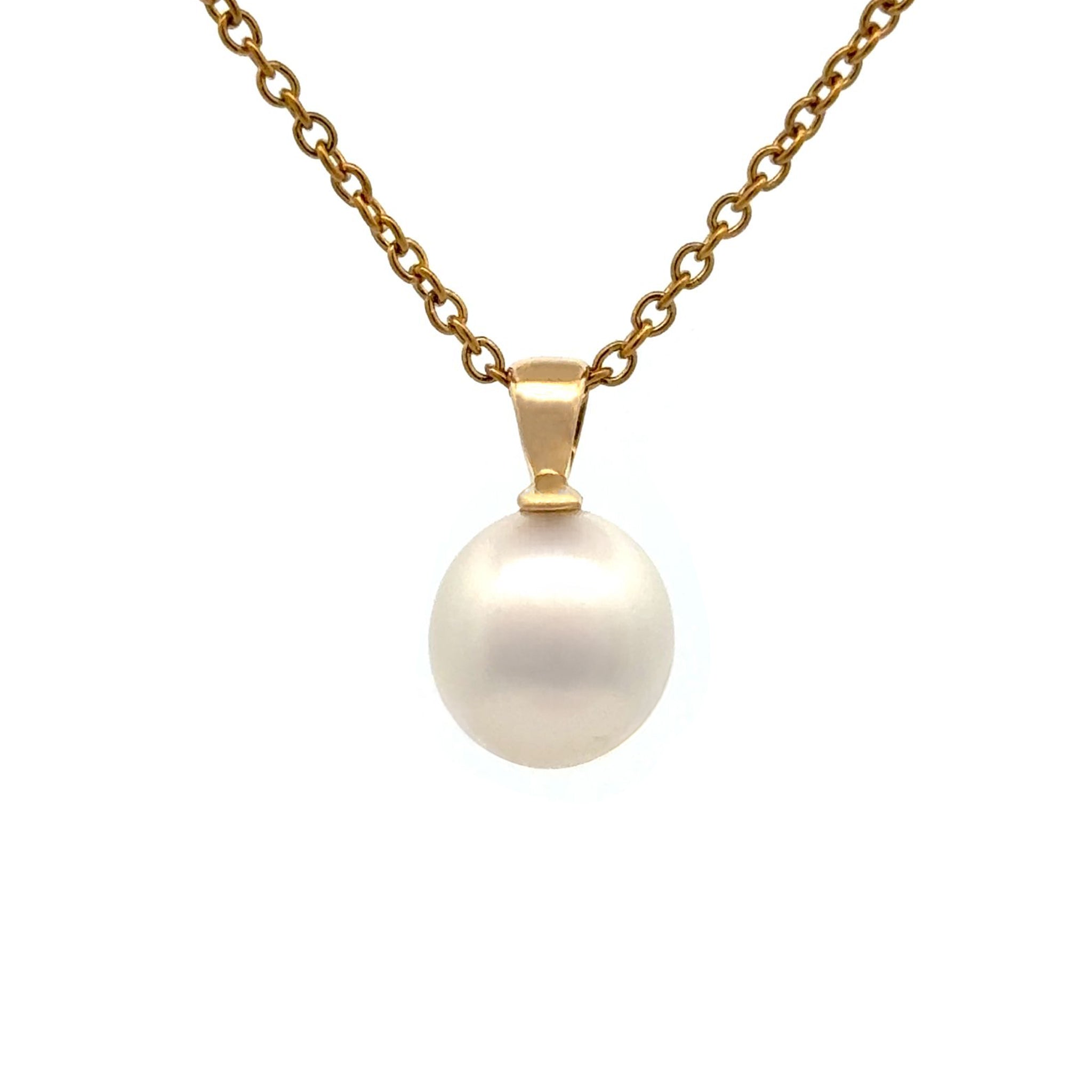 This Willie Creek Pearls pendant is composed of 18K yellow gold with a single 9-10mm drop shaped, white pearl with excellent lustre. Chain sold separately.