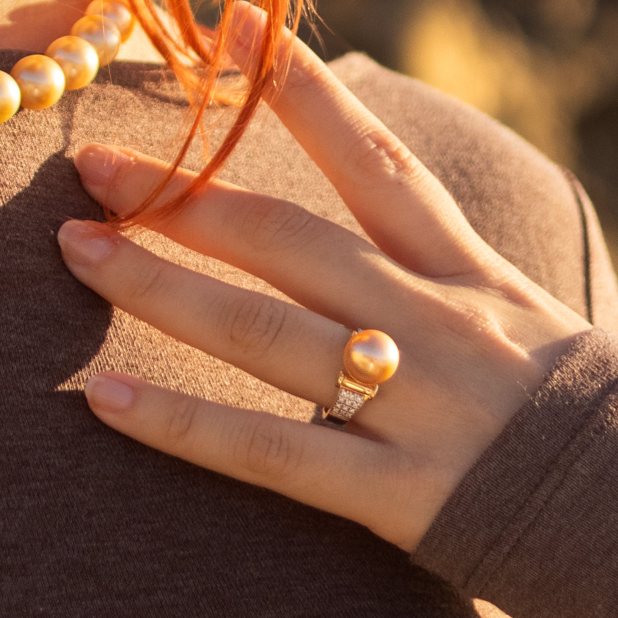 Anello in oro giallo 18 carati con perle coltivate dei mari del sud di 11-12 mm e diamanti