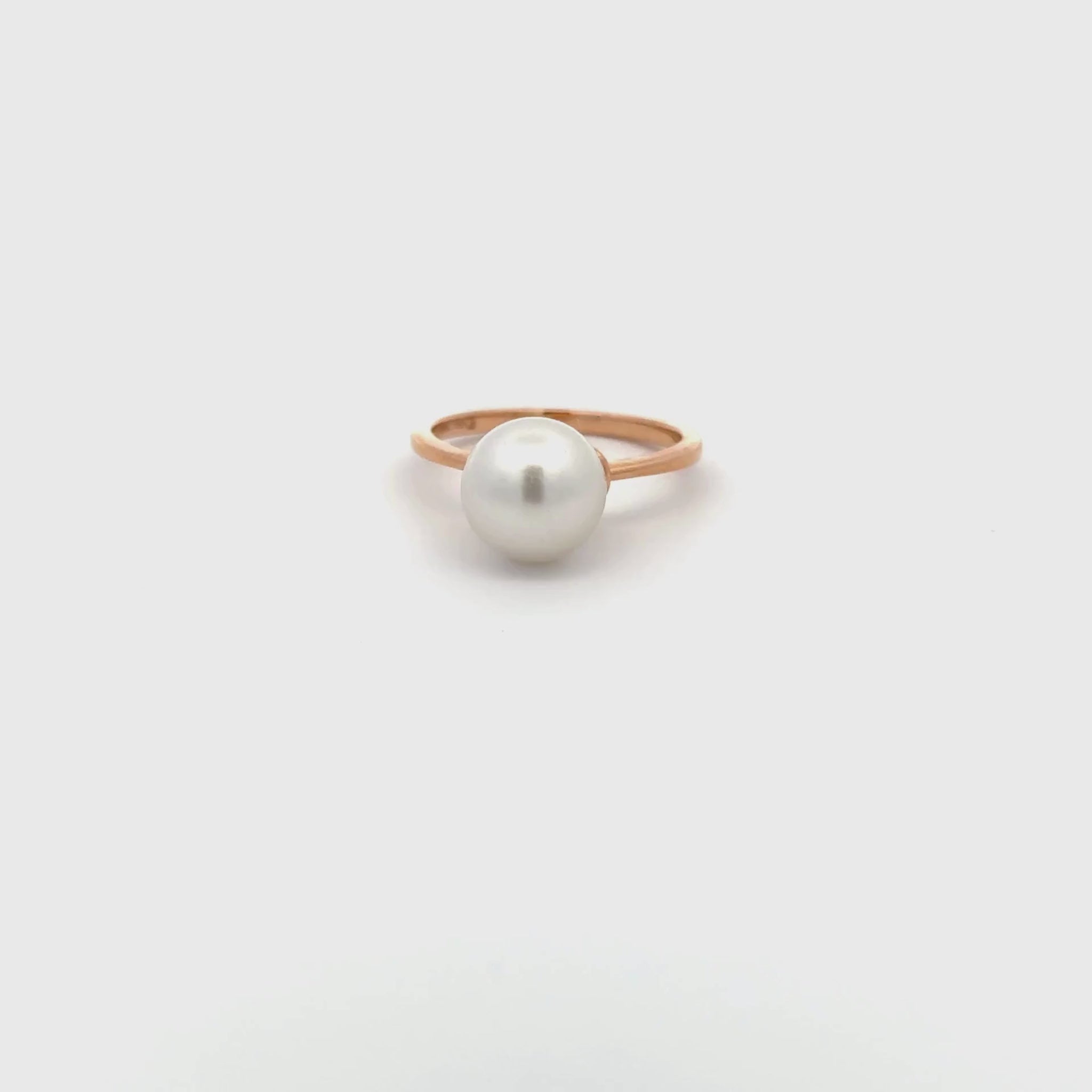 A touch of elegance that is both timeless and unforgettable. This Willie Creek Pearls ring is composed of 18K rose gold, with a single 9-10 mm round, white pearl with excellent lustre