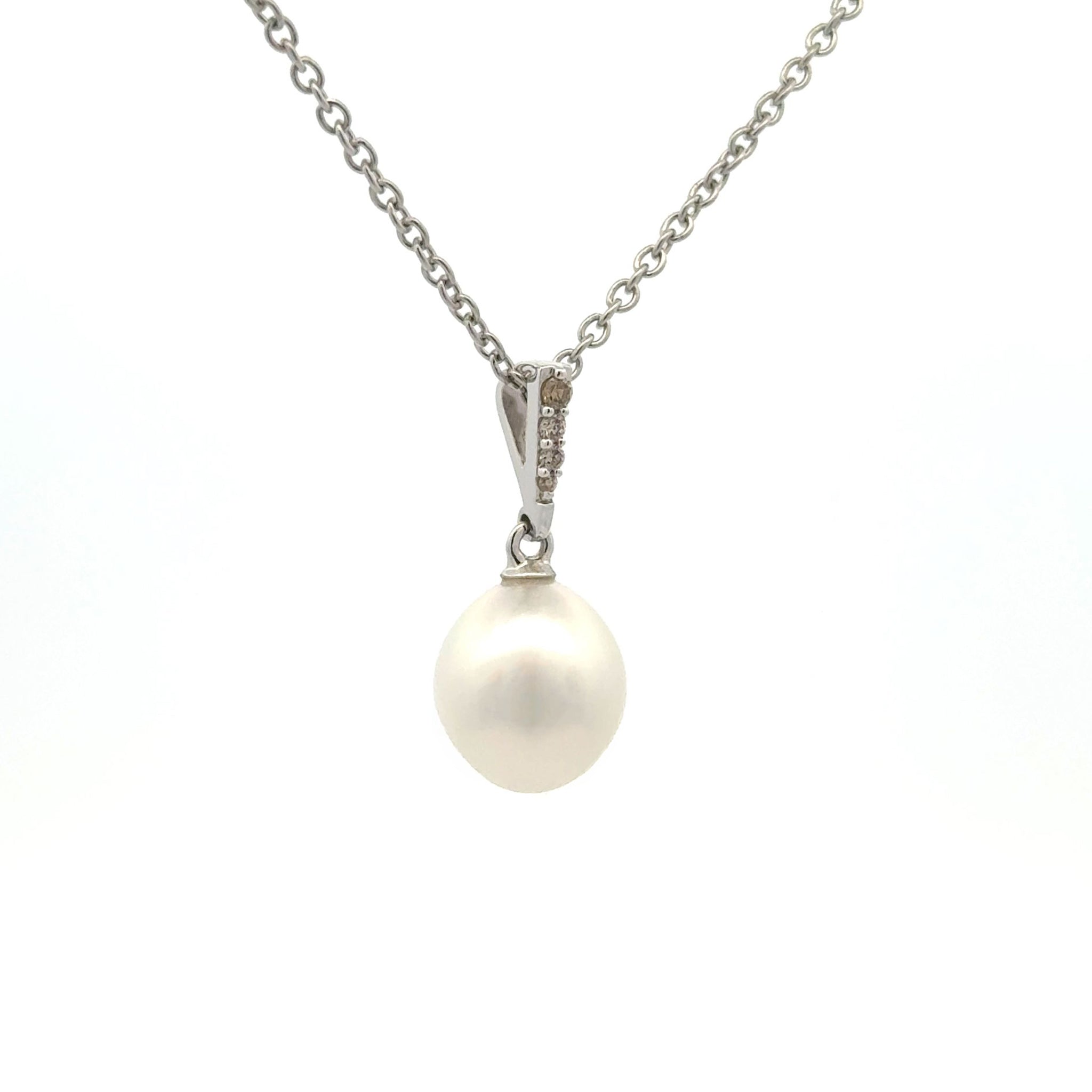 This Willie Creek Pearls pendant is composed of 9K white gold with a single 10-11mm white, drop pearl with excellent lustre and four Argyle diamonds.