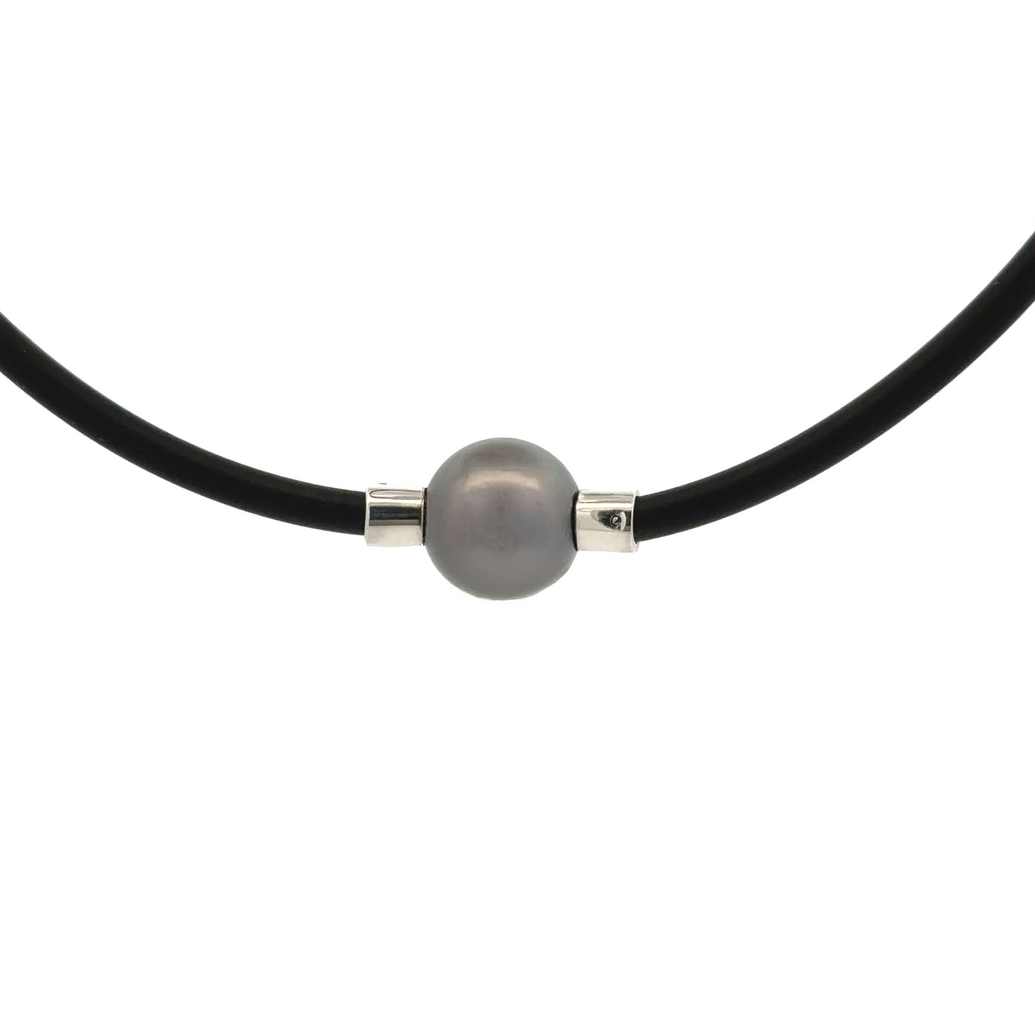 The simplicity of the design allows the pearl's natural beauty to take centre stage, making it a versatile piece that can be worn effortlessly for any occasion. This Willie Creek Pearls necklace is composed of sterling silver, with a single 11-12mm near round, black pearl with excellent lustre and 3mm neoprene.