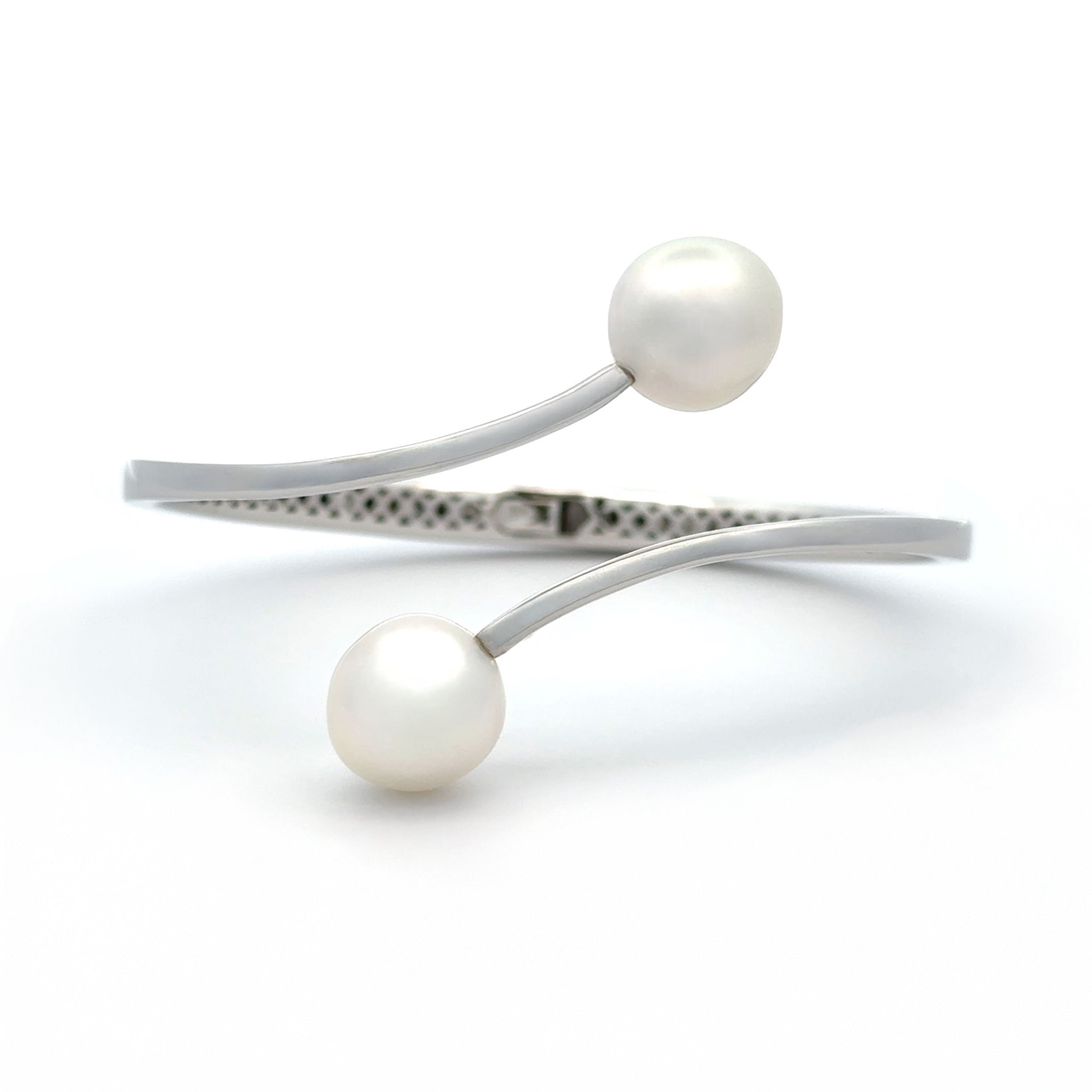 This Willie Creek Pearls bangle is composed of 9K white gold, set with two 11-12mm, drop-shaped white pearls with excellent lustre and a secure hinge clasp.