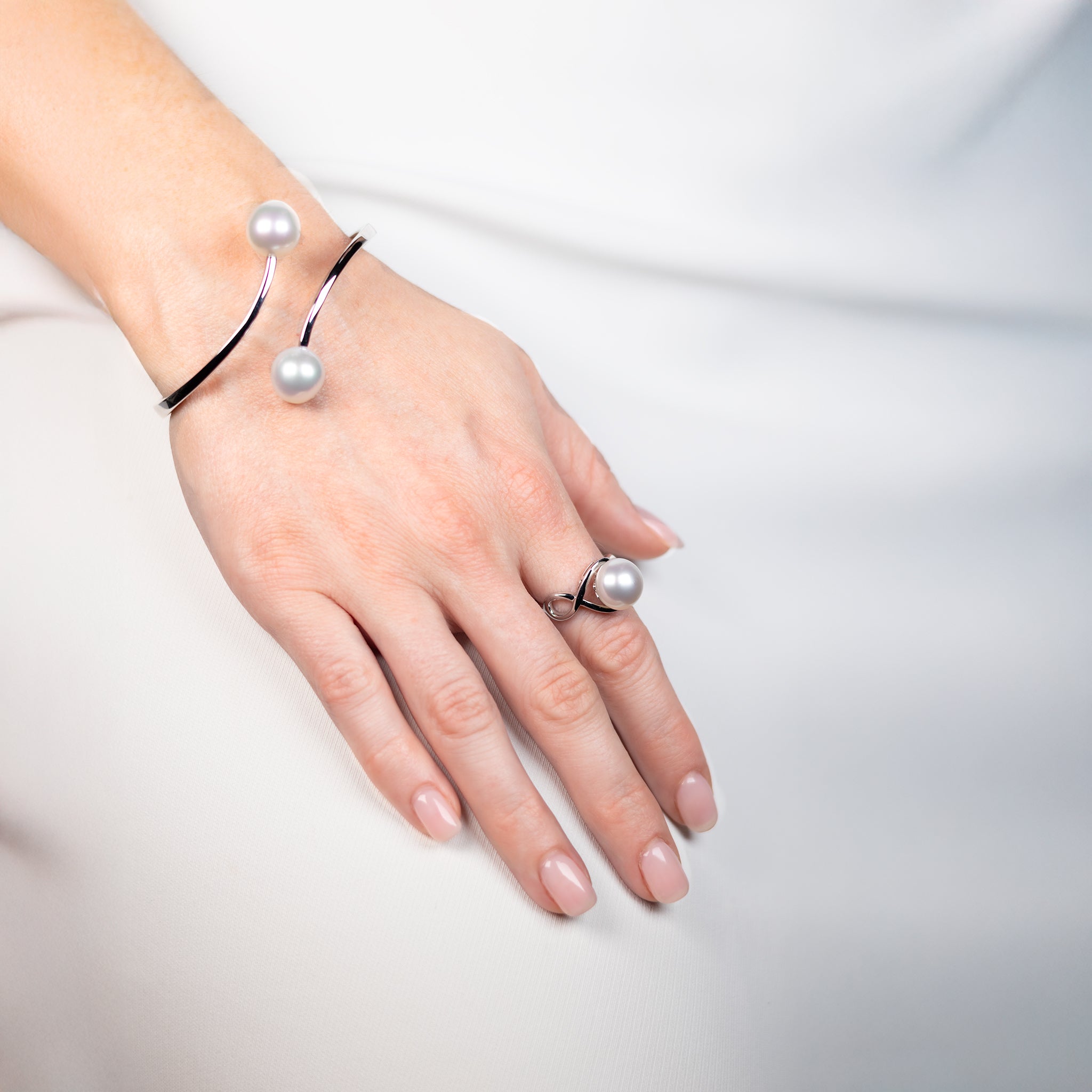 A model wearing a 9K White Gold Australian South Sea 11-12mm Cultured Pearl Ring