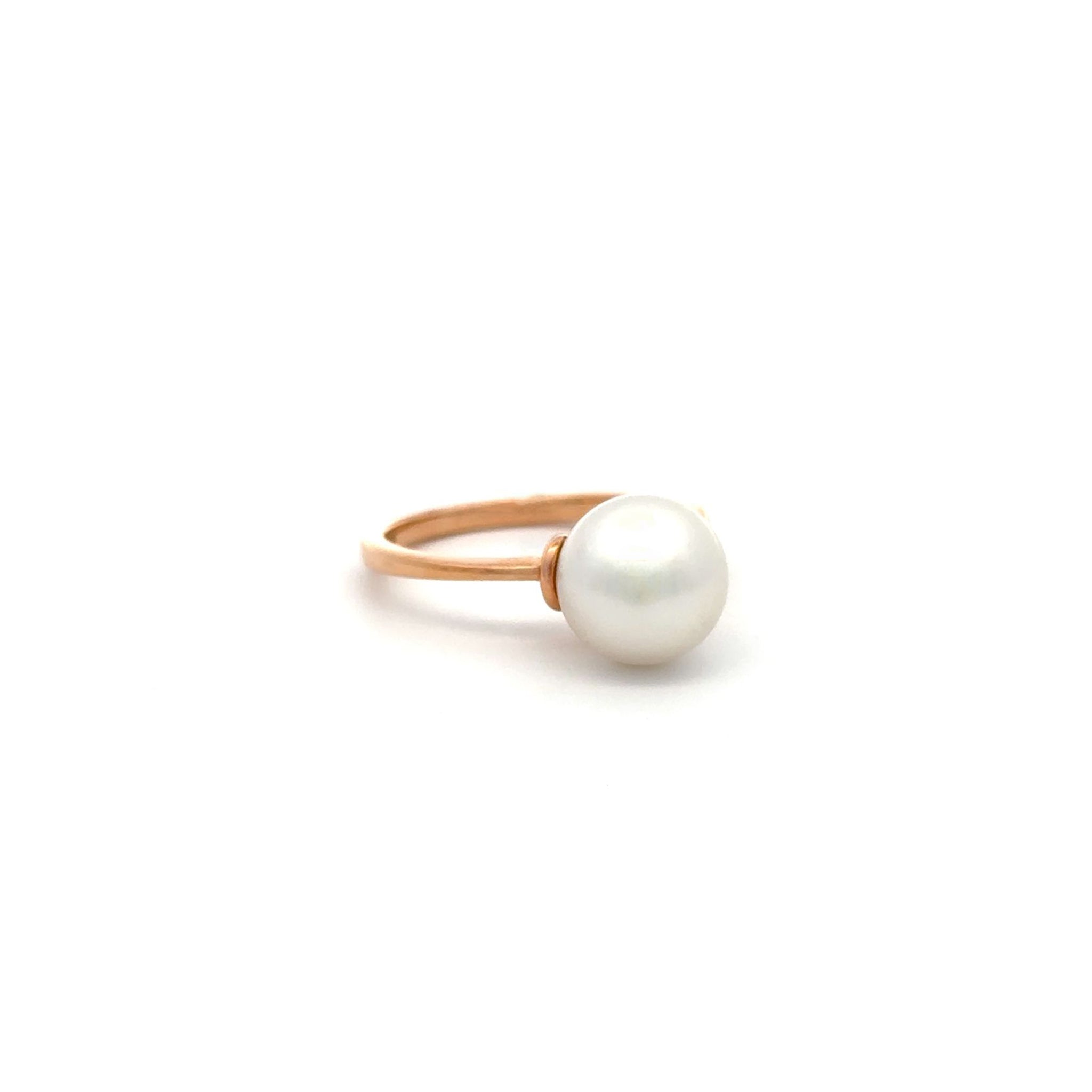 A touch of elegance that is both timeless and unforgettable. This Willie Creek Pearls ring is composed of 18K rose gold, with a single 9-10 mm round, white pearl with excellent lustre