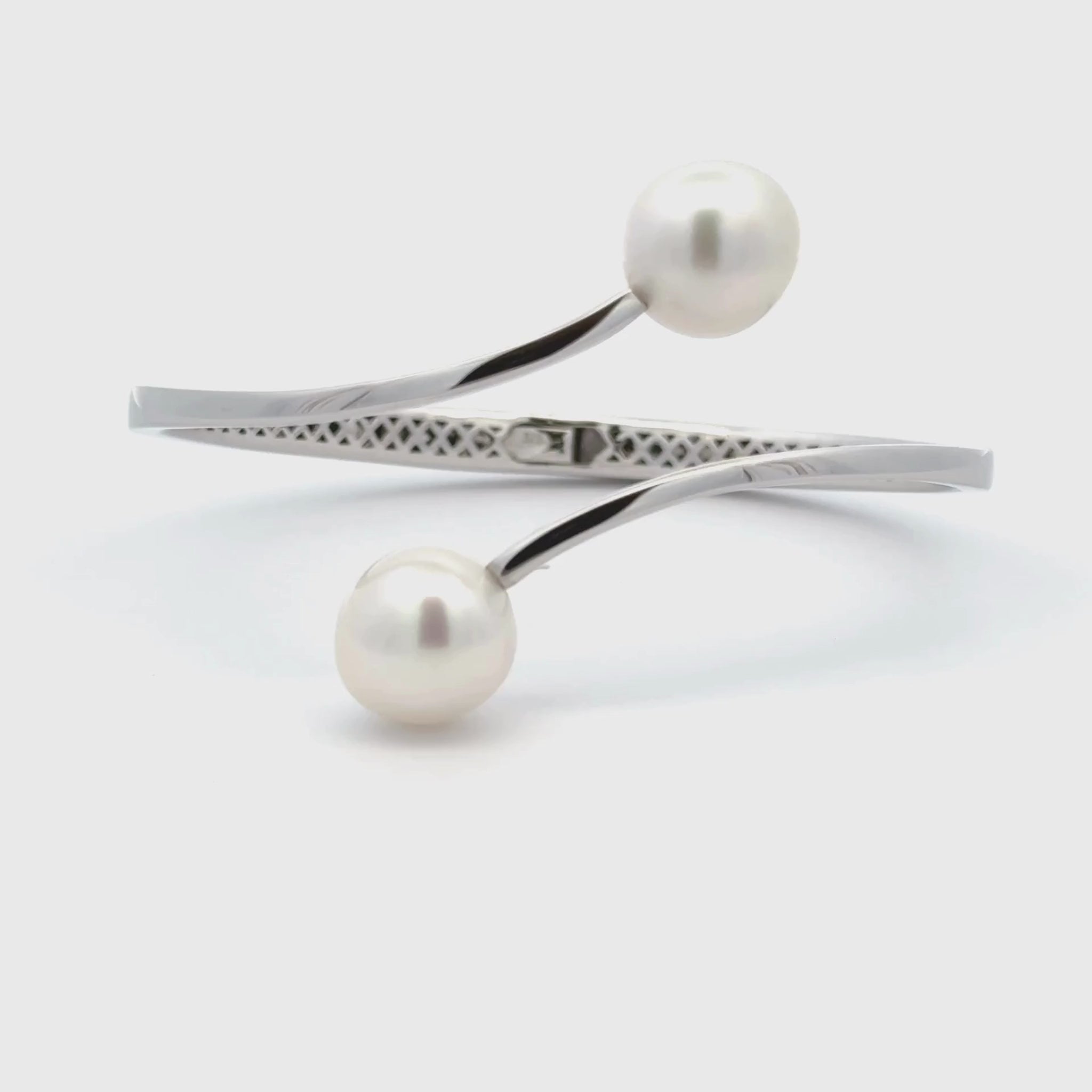 This Willie Creek Pearls bangle is composed of 9K white gold, set with two 11-12mm, drop-shaped white pearls with excellent lustre and a secure hinge clasp.