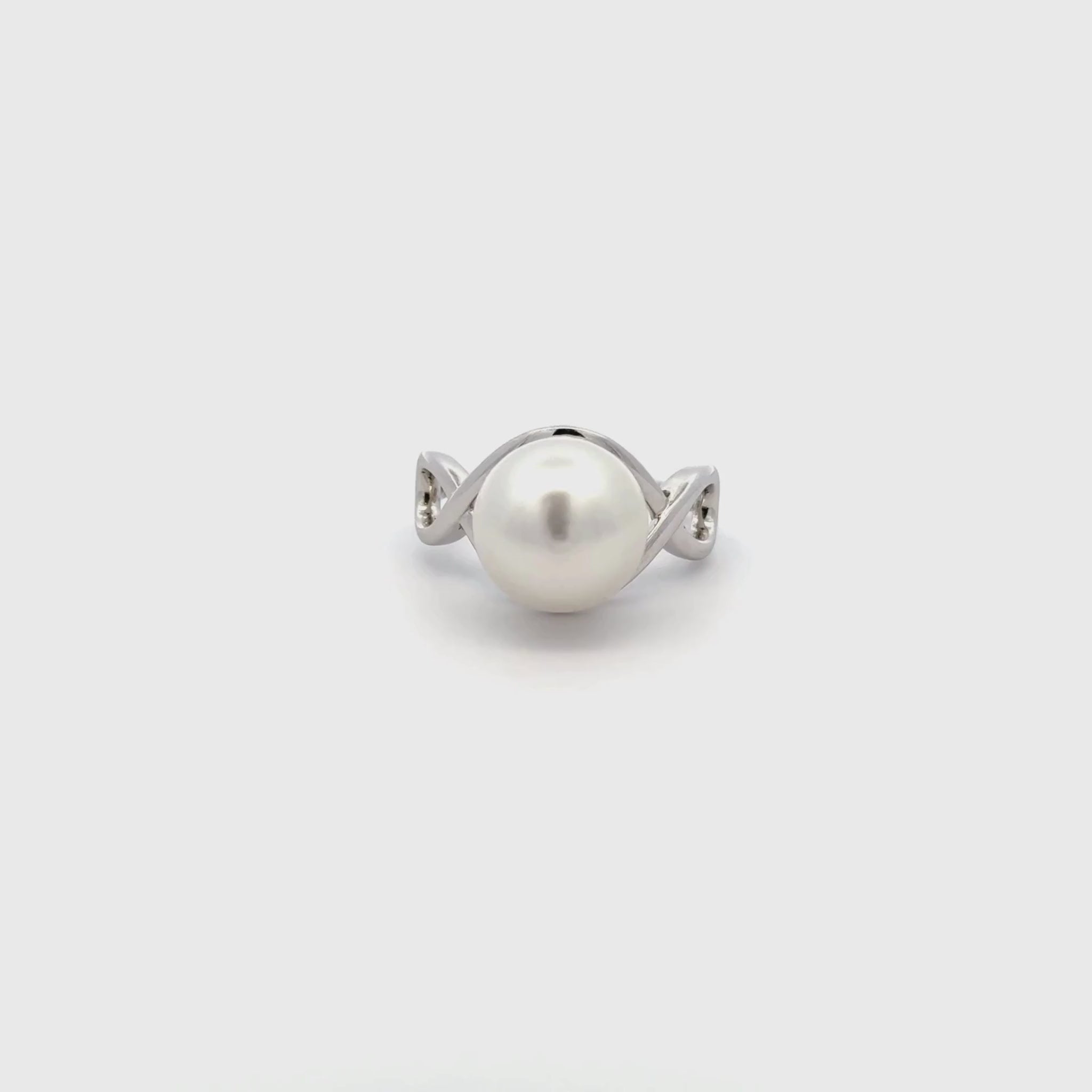 A masterpiece of elegance and style. This Willie Creek Pearls ring is composed of 9K white gold, with a single 11-12 mm button, white pearl with excellent lustre